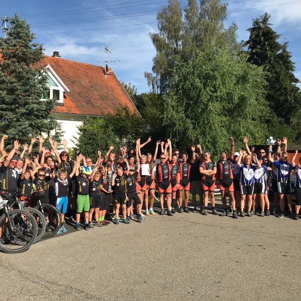 Das EBE-Racing Team mit dem Nachwuchs nach einem Rennen